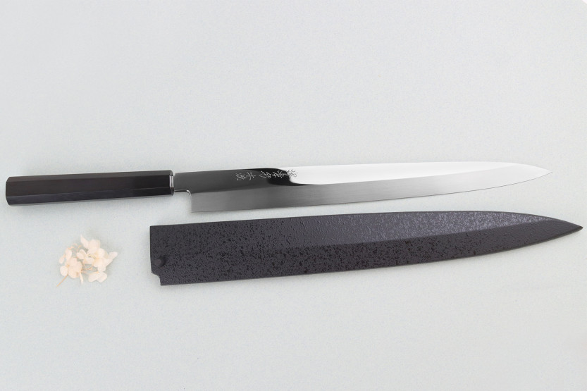 33 cm Fuguhiki-kniv fra Sakai Takayuki, BS2 Honyaki, spejlpoleret i ibenholt og saya i sort magnolia