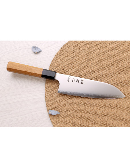 Handgemaakt Japans Hatsukokoro Chromax santokumes van 16,5 cm met teakhouten heft