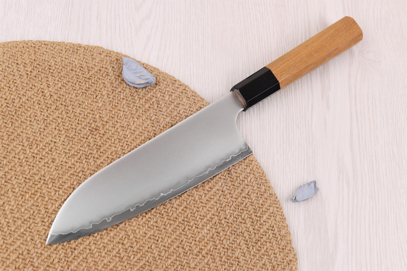 Coltello santoku giapponese artigianale Hatsukokoro Chromax da 16,5 cm con manico in teak