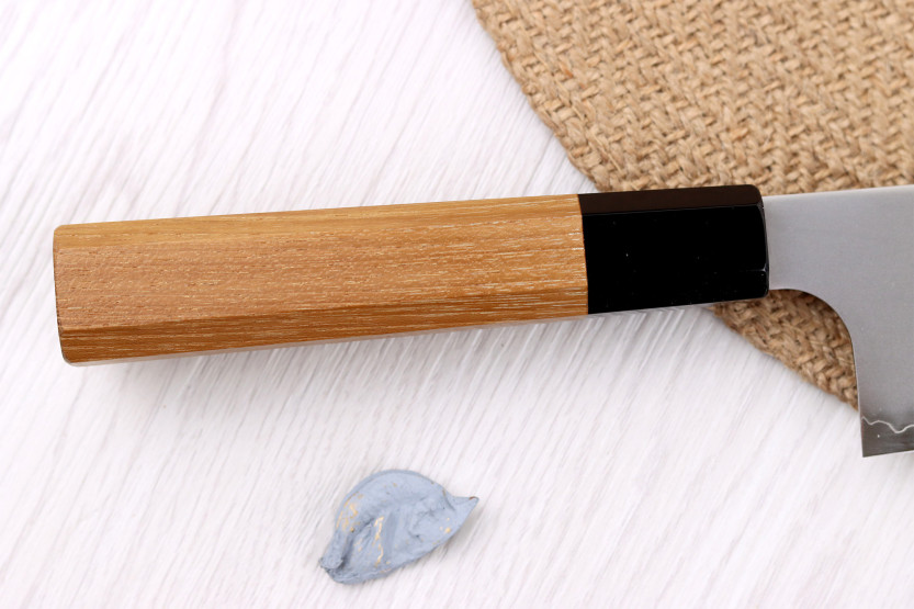 Håndlavet japansk Hatsukokoro Chromax santoku-kniv, 16,5 cm, med teak-skaft