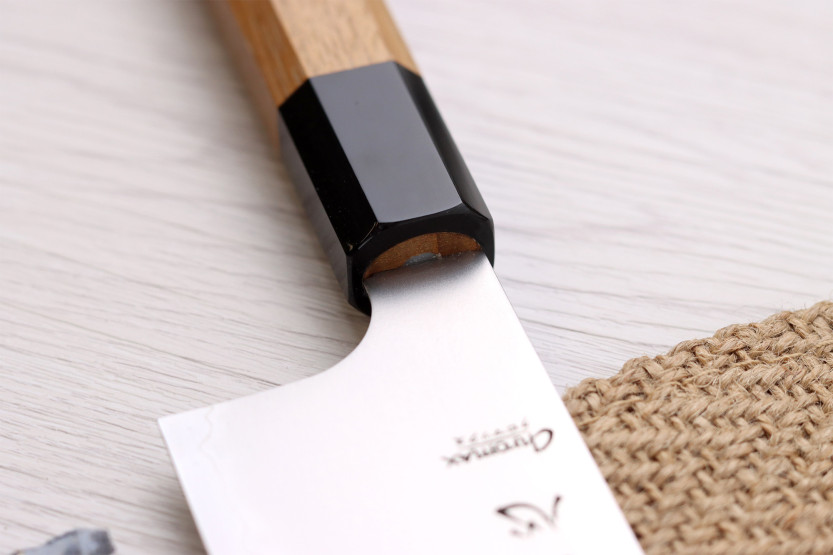 Håndlaget japansk Hatsukokoro Chromax santoku-kniv, 16,5 cm, med teak-skaft