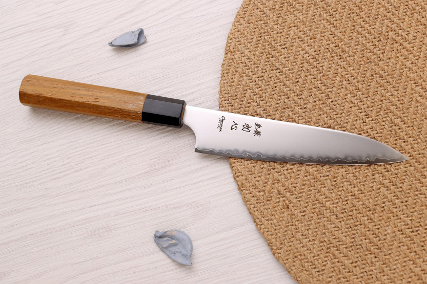 Cuchillo universal japonés artesanal Hatsukokoro Chromax de 14 cm con mango de teca