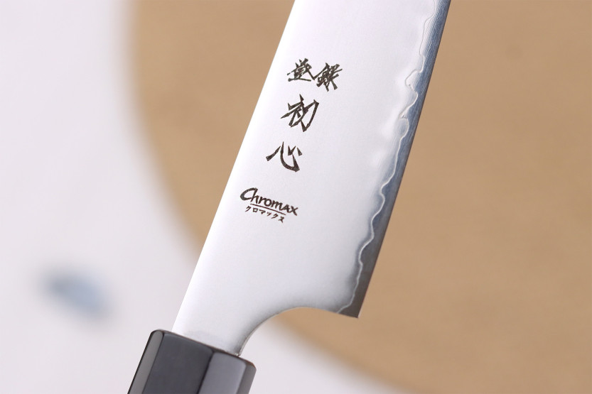Håndlaget japansk Hatsukokoro Chromax-universalkniv, 14 cm, med teak-skaft