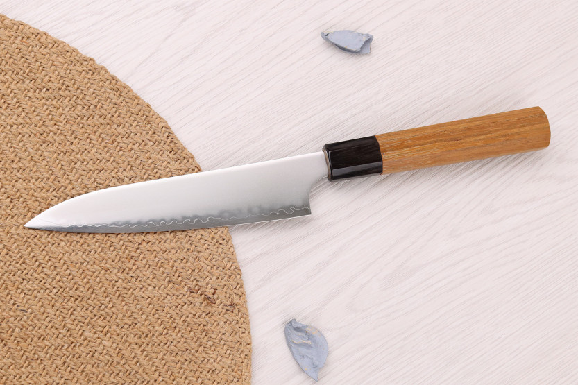 Cuchillo universal japonés artesanal Hatsukokoro Chromax de 14 cm con mango de teca