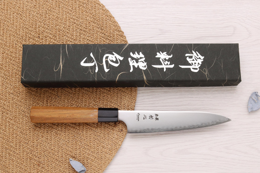 Håndlaget japansk Hatsukokoro Chromax universalkniv, 14 cm, med håndtak i teak
