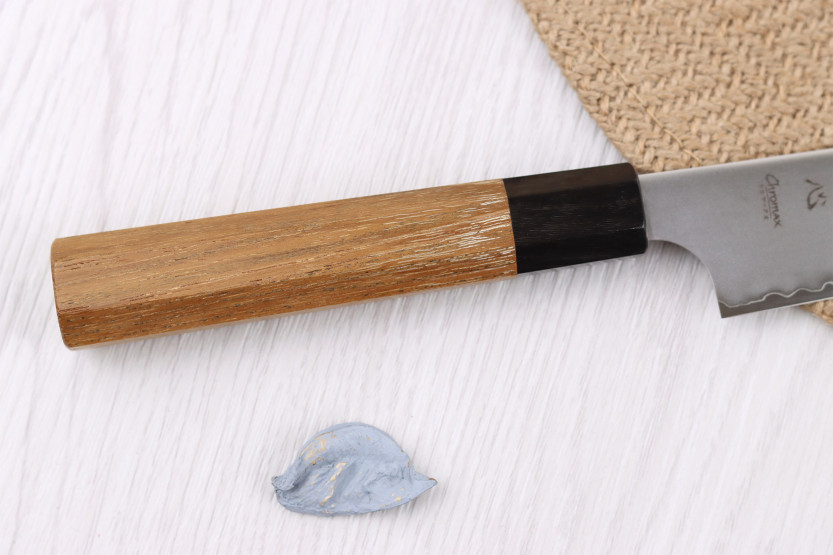 Håndlaget japansk Hatsukokoro Chromax-universalkniv, 14 cm, med teak-skaft