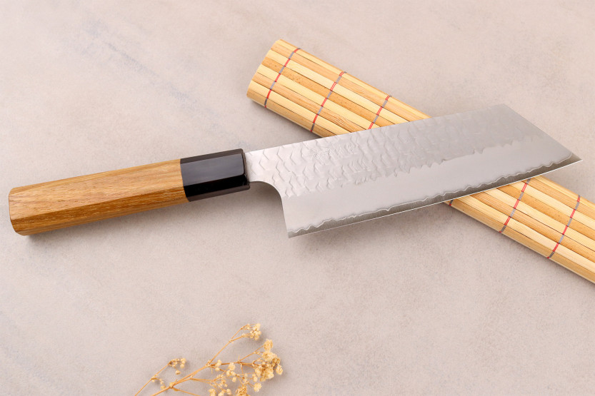 Håndlaget japansk nakiri kiritsuke-kniv, 17 cm, fra Nigara Hamono, Migaki Tsuchime, SG2, teak