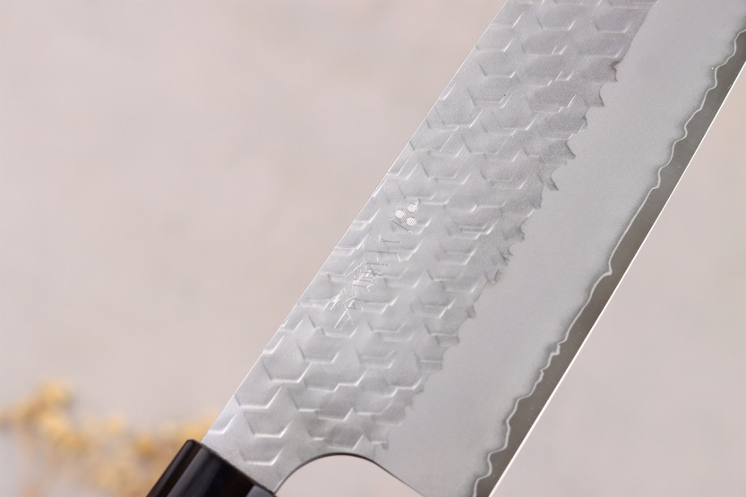 Cuchillo nakiri kiritsuke japonés artesanal de 17 cm, de Nigara Hamono, con acabado Migaki Tsuchime, acero SG2 y mango de teca