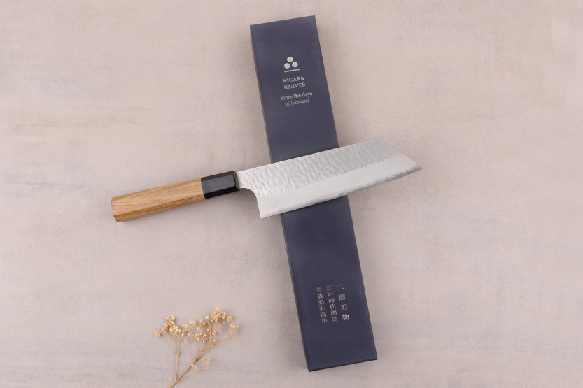 Håndlaget japansk nakiri kiritsuke-kniv, 17 cm, fra Nigara Hamono, Migaki Tsuchime, SG2, teak