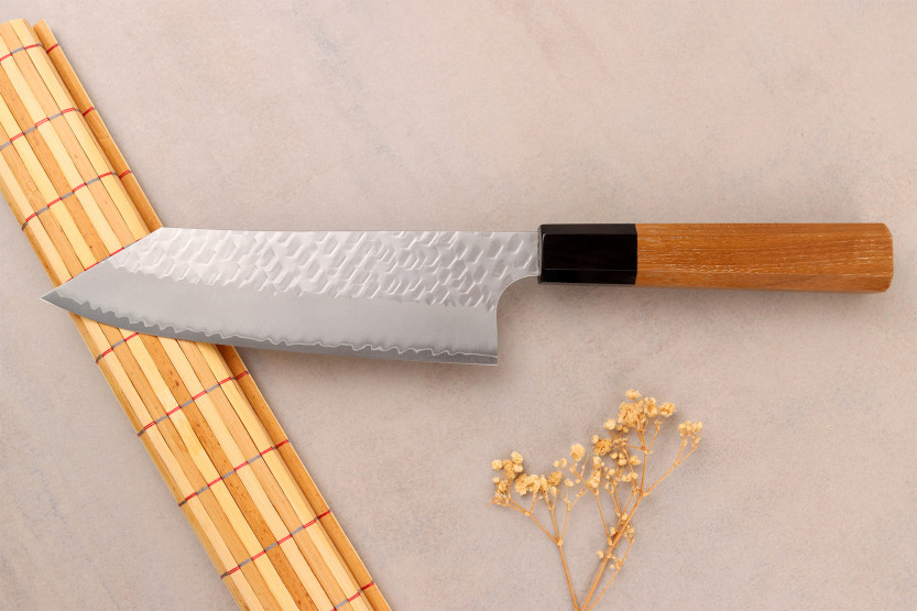 Handgjord japansk bunka -kniv, 17 cm, från Nigara Hamono, Migaki Tsuchime, SG2, teak