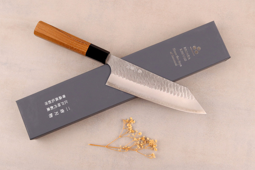 Håndlavet japansk Bunka -kniv, 17 cm, Nigara Hamono, Migaki Tsuchime, SG2, teak