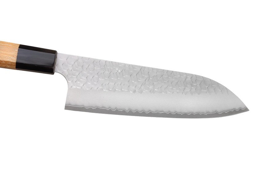 Faca santoku japonesa artesanal de 17 cm da Nigara Hamono, com acabamento Migaki Tsuchime, em aço SG2, com cabo em teca