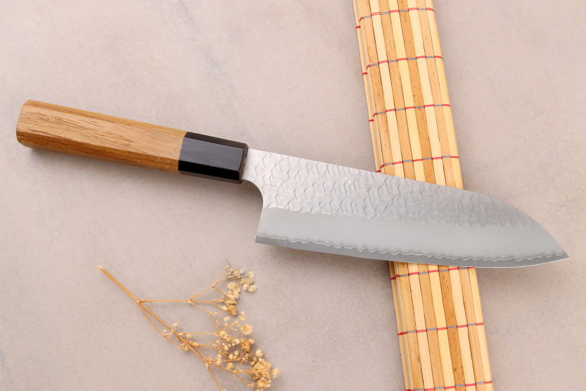 Håndlaget japansk santoku-kniv, 17 cm, Nigara Hamono Migaki Tsuchime SG2, teak
