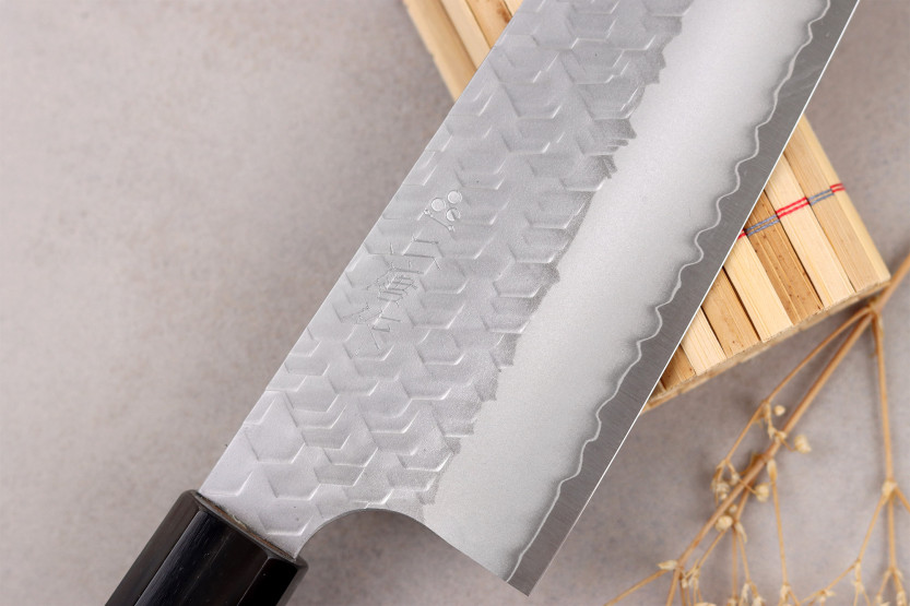 Håndlaget japansk santoku-kniv, 17 cm, fra Nigara Hamono, Migaki Tsuchime, SG2, teak