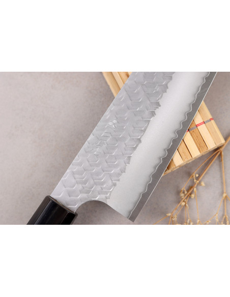 Coltello santoku giapponese artigianale da 17 cm Nigara Hamono Migaki Tsuchime SG2 in teak