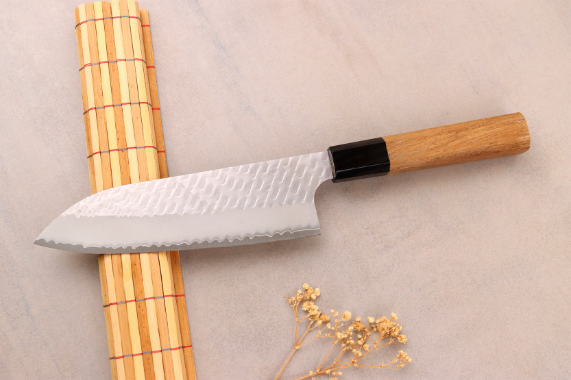 17 cm:n japanilainen käsintehty santoku-veitsi, Nigara Hamono Migaki Tsuchime SG2, tiikki