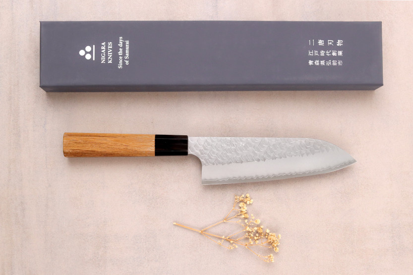 17 cm:n japanilainen käsintehty santoku-veitsi, Nigara Hamono Migaki Tsuchime SG2, tiikki