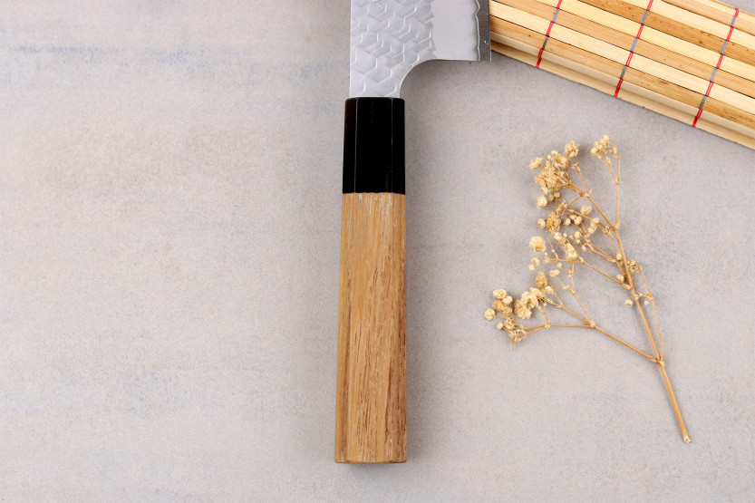 Handgjord japansk santokukniv, 17 cm, Nigara Hamono Migaki Tsuchime SG2, teak