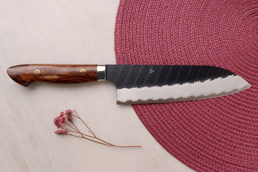 Faca santoku japonesa artesanal de 17 cm da Nigara Hamono, modelo Black Tsuchime SG2, com cabo de madeira de ferro