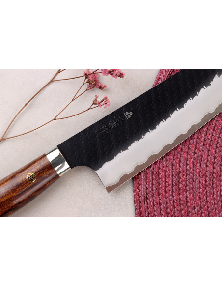 Faca santoku japonesa artesanal de 17 cm da Nigara Hamono, modelo Black Tsuchime SG2, com cabo de madeira de ferro