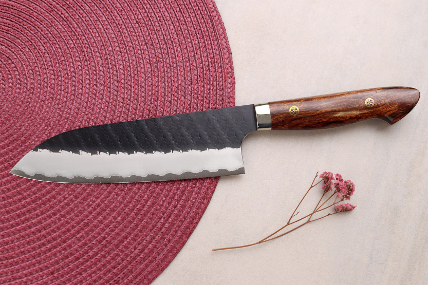 Cuchillo santoku japonés artesanal de 17 cm de Nigara Hamono, modelo Black Tsuchime SG2, con mango de madera de hierro