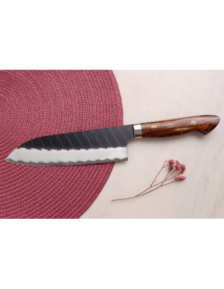 Faca santoku japonesa artesanal de 17 cm da Nigara Hamono, modelo Black Tsuchime SG2, com cabo de madeira de ferro