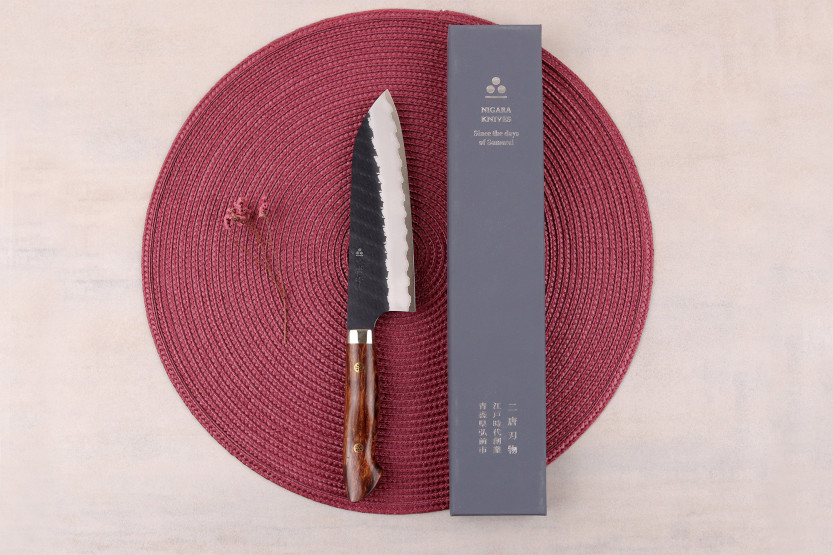 Faca santoku japonesa artesanal de 17 cm da Nigara Hamono, modelo Black Tsuchime SG2, com cabo de madeira de ferro