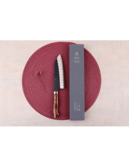 Faca santoku japonesa artesanal de 17 cm da Nigara Hamono, modelo Black Tsuchime SG2, com cabo de madeira de ferro