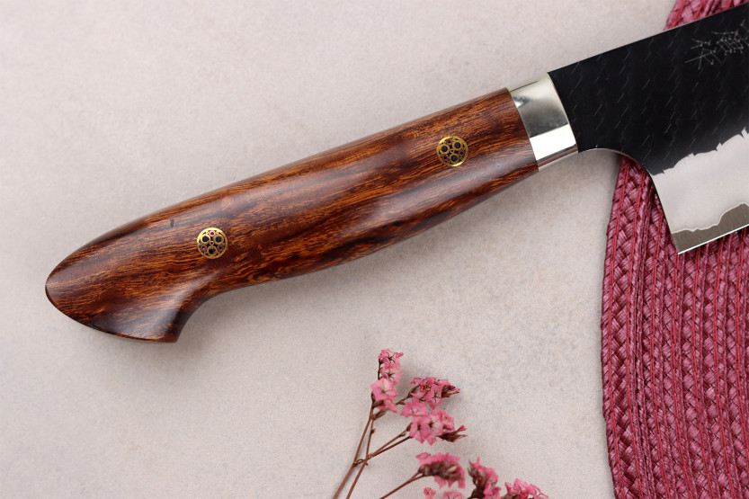 Faca santoku japonesa artesanal de 17 cm da Nigara Hamono, modelo Black Tsuchime SG2, com cabo de madeira de ferro