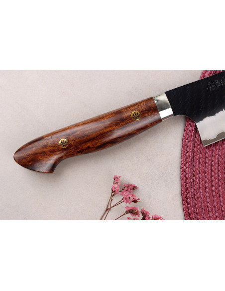 Cuchillo santoku japonés artesanal de 17 cm de Nigara Hamono, modelo Black Tsuchime SG2, con mango de madera de hierro
