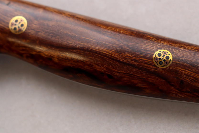 Faca santoku japonesa artesanal de 17 cm da Nigara Hamono, modelo Black Tsuchime SG2, com cabo de madeira de ferro
