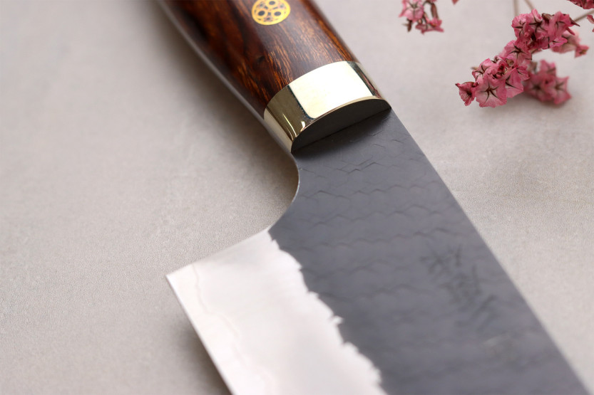 Faca santoku japonesa artesanal de 17 cm da Nigara Hamono, modelo Black Tsuchime SG2, com cabo de madeira de ferro