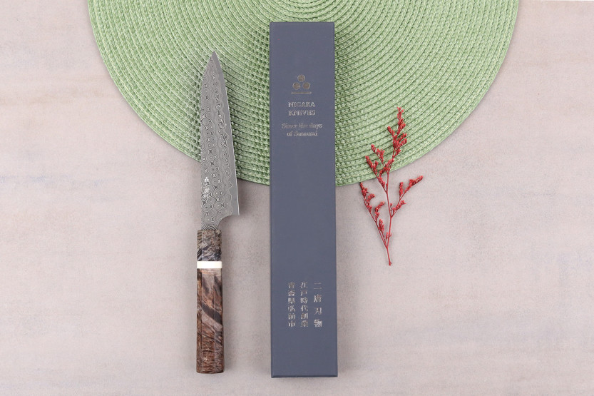 Faca universal japonesa artesanal de 14 cm da Nigara Hamono Anmon Damascus SG2