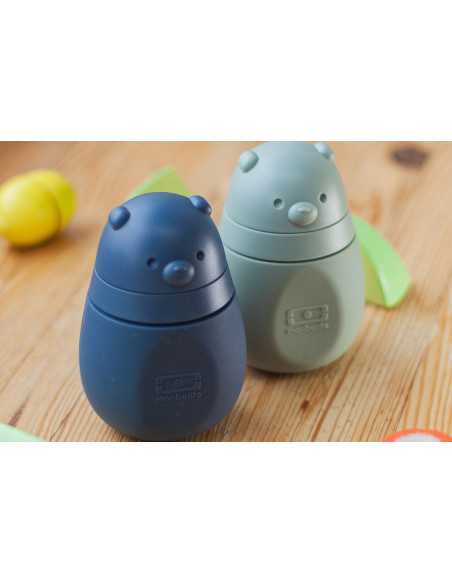 Sett med 2 gjenbrukbare Monbento Yummy-kompottflasker for babyer og barn, grønn og blå