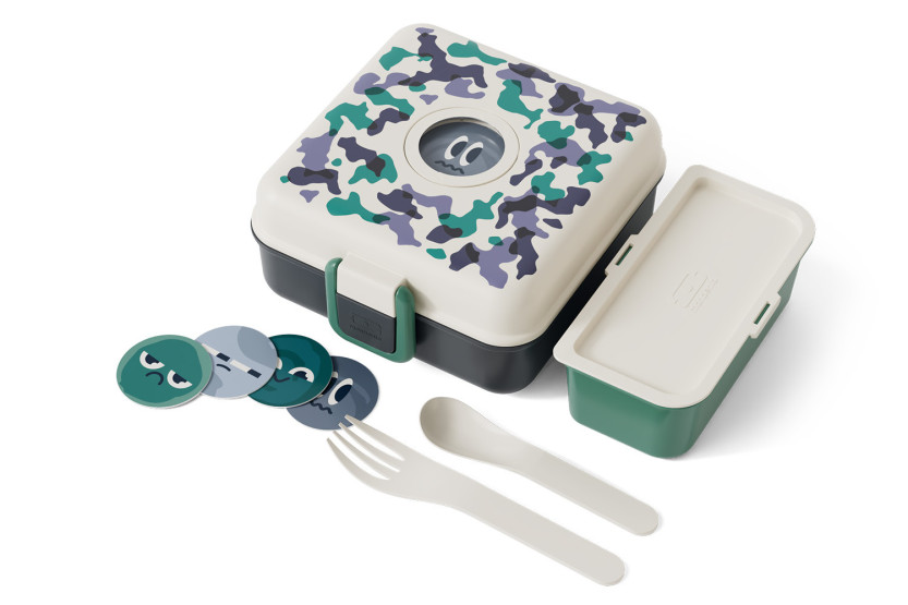 Lancheira infantil Monbento Snacky com talheres em azul camuflado