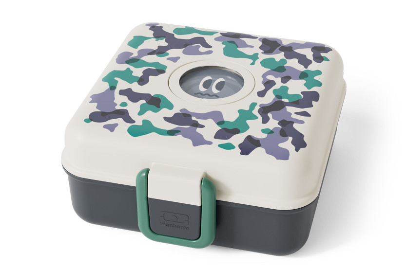 Lancheira infantil Monbento Snacky com talheres em azul camuflado