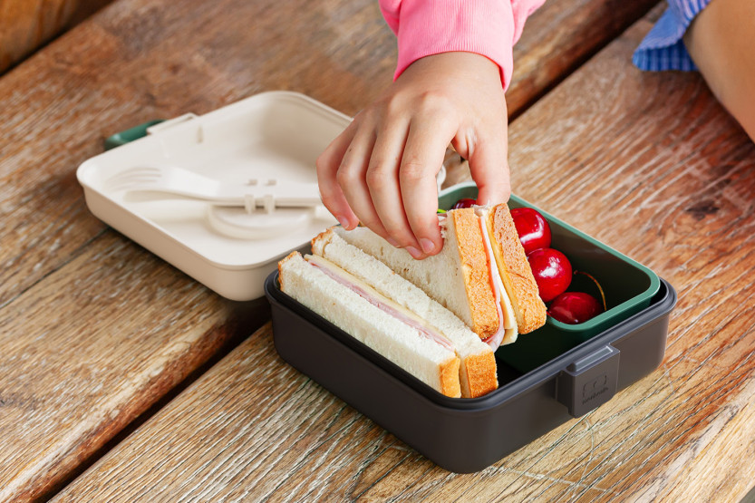 Monbento Snacky matboks for barn med bestikk i blå kamuflasjefarge