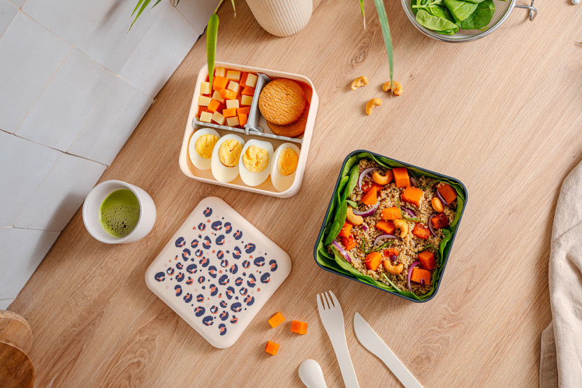 Monbento Flex 1L matboks med flere rom og leopardmønster, inkludert bestikk