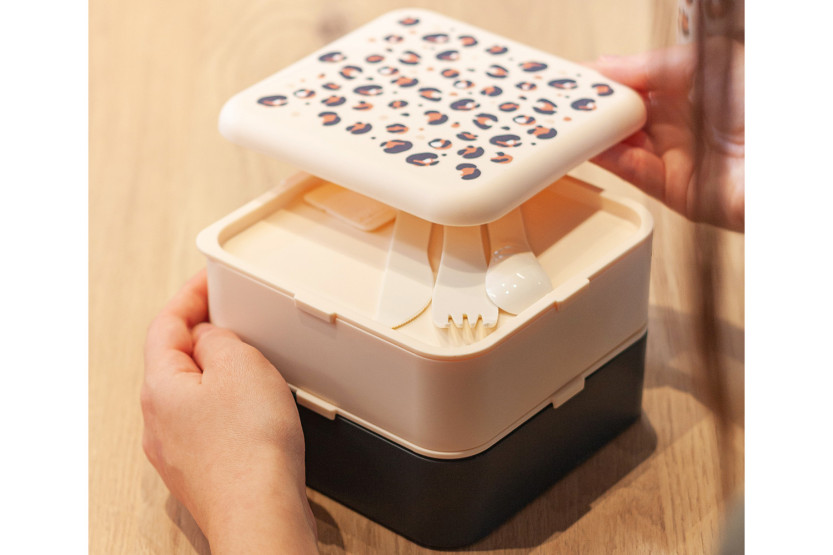 Fiambrera con compartimentos Monbento Flex 1 L con estampado de leopardo y cubiertos