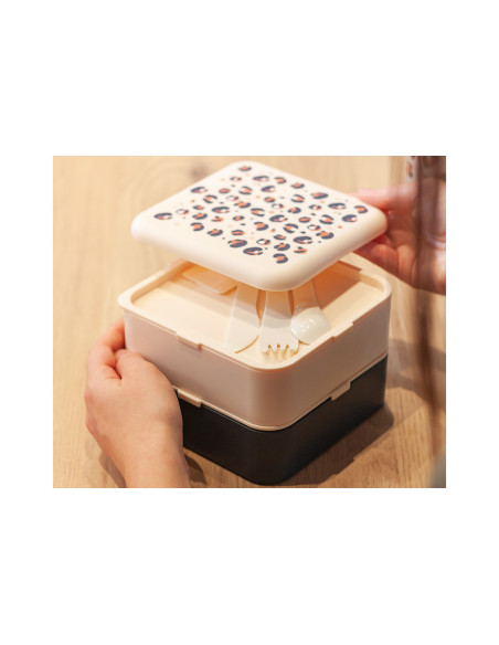 Fiambrera con compartimentos Monbento Flex 1 L con estampado de leopardo y cubiertos