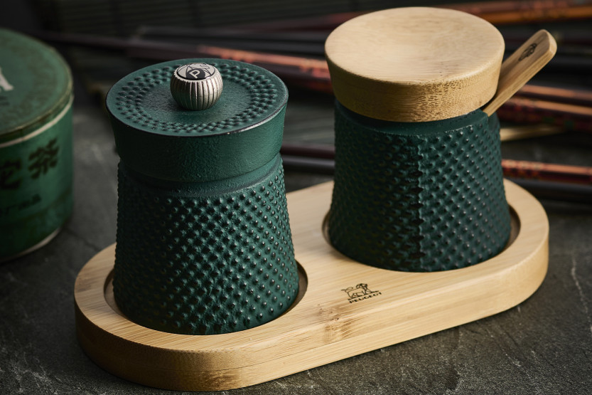 Set de regalo «Palais des Epices» de Peugeot Bali, con un molinillo de pimienta y un salero de hierro fundido de color verde