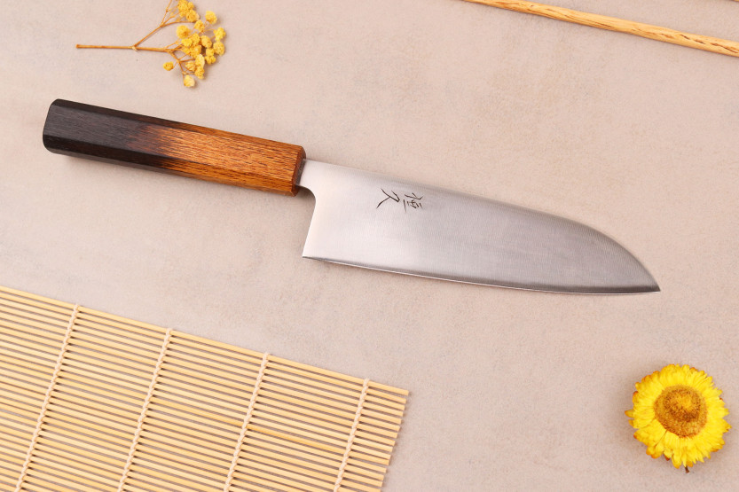 Cuchillo santoku japonés artesanal Tsunehisa de 16,5 cm, de acero AUS8, con mango de roble quemado