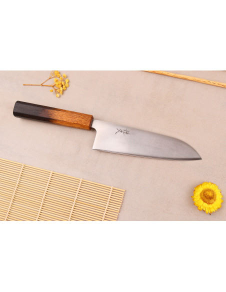 Cuchillo santoku japonés artesanal Tsunehisa de 16,5 cm, de acero AUS8, con mango de roble quemado