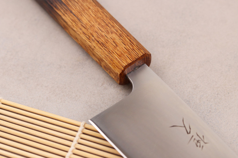 Coltello santoku artigianale giapponese Tsunehisa da 16,5 cm in acciaio AUS8 con manico in quercia bruciata
