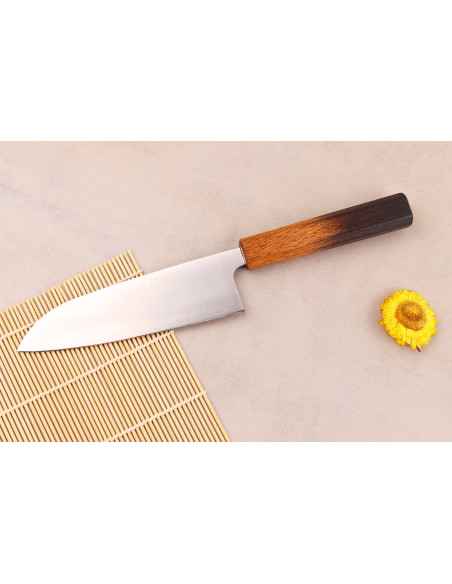 Handgemaakt Japans Tsunehisa AUS8 santokumes van 16,5 cm met een handvat van gebrand eikenhout