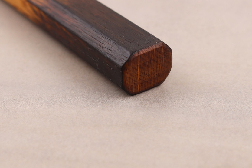Handgemaakt Japans Tsunehisa AUS8 santokumes van 16,5 cm met een handvat van gebrand eikenhout