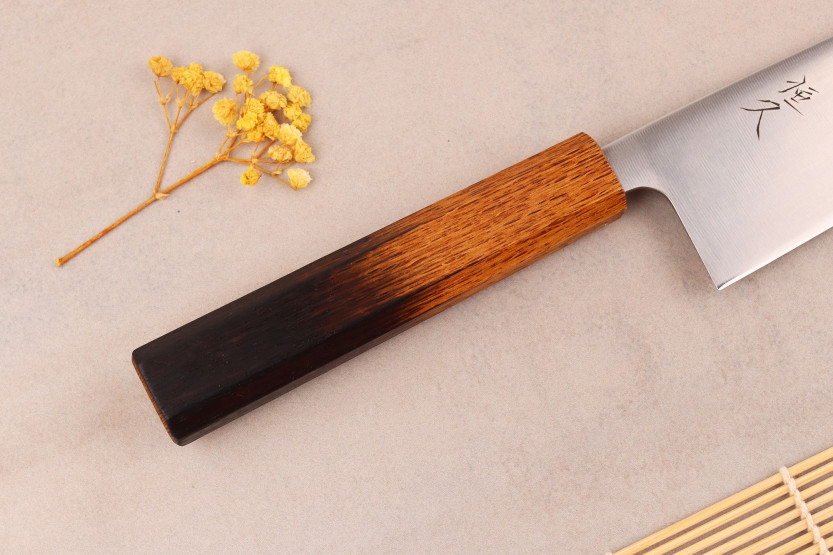 Cuchillo santoku japonés artesanal Tsunehisa de 16,5 cm, de acero AUS8, con mango de roble quemado