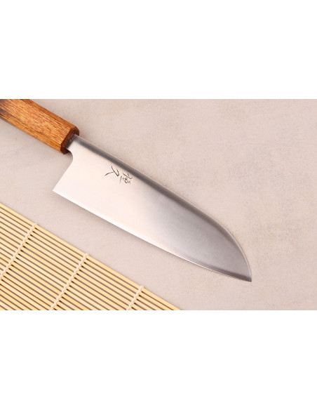 Hantverksmässigt tillverkad japansk santokukniv, 16,5 cm, Tsunehisa AUS8, med handtag av bränt ekträ