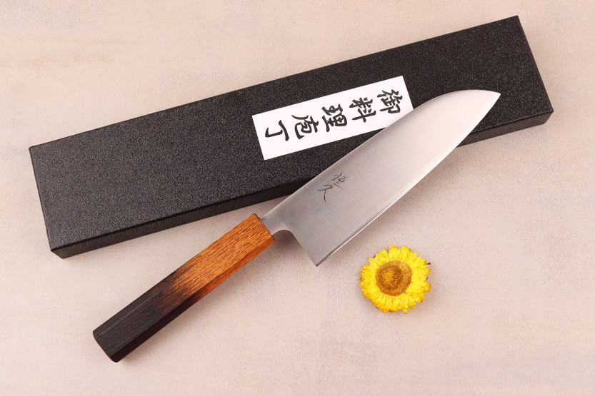 Håndlaget japansk Tsunehisa AUS8 santoku-kniv, 16,5 cm, med håndtak i brent eik