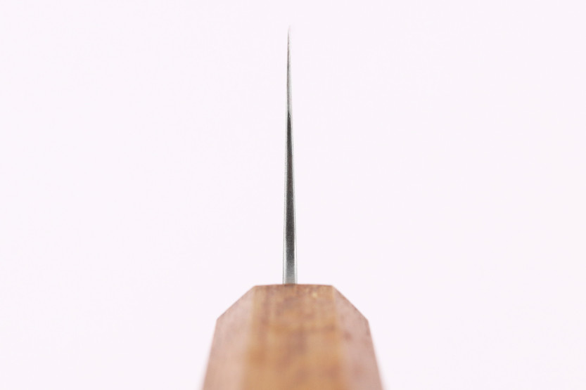 Handgemaakt Japans Tsunehisa AUS8 santokumes van 16,5 cm met een handvat van gebrand eikenhout